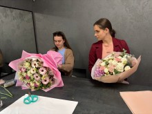 Валерія Яньшина показує, як робити букети квітів.