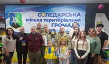 Спільне фото захисників, представників громади та дітей