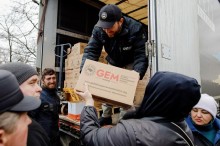 Представники Благодійної організації Благодійного фонду «GLOBAL EMPOWERMENT MISSION» GEM на постійній основі забезпечують мешканців Донеччини продуктовими наборами та питною водою, самостійно доставляючи допомогу у найвіддаленіші куточки області