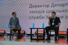 Спікери форуму на сцені обговорюють питання