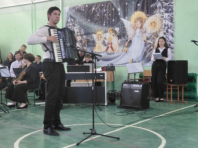 Музикант грає на акордеоні