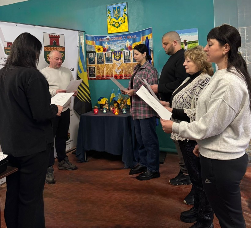 У центрі підтримки ВПО, Старомлинівська громада проголошує молитву