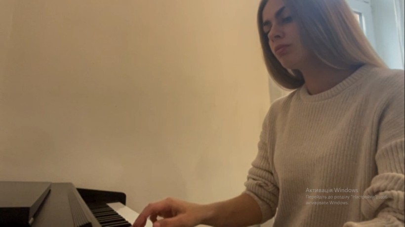 Переможниця  фестивалю-конкурсу «Мистецтво – світ рівних можливостей», яка грає на цифровому піаніно