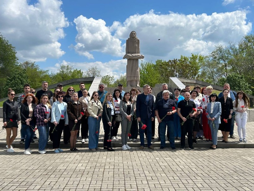 Представники Донеччини долучилися до церемонії покладання квітів до Меморіалу жертвам Голодомору та політичних репресій у місті Дніпро.
