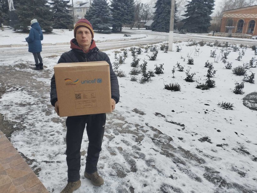 Передача населенню, яке постраждало внаслідок військових дій продуктових та гігієнічних наборів, питної води