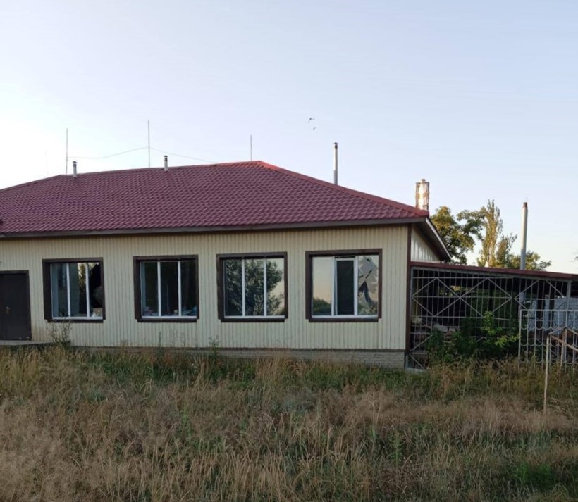 Пошкоджена будівля з вибитими вікнами