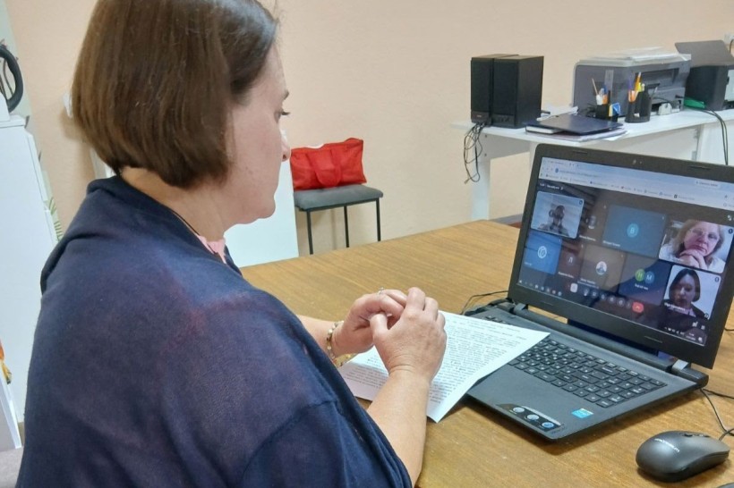 Спікерка заходу за ноутбуком під час семінару