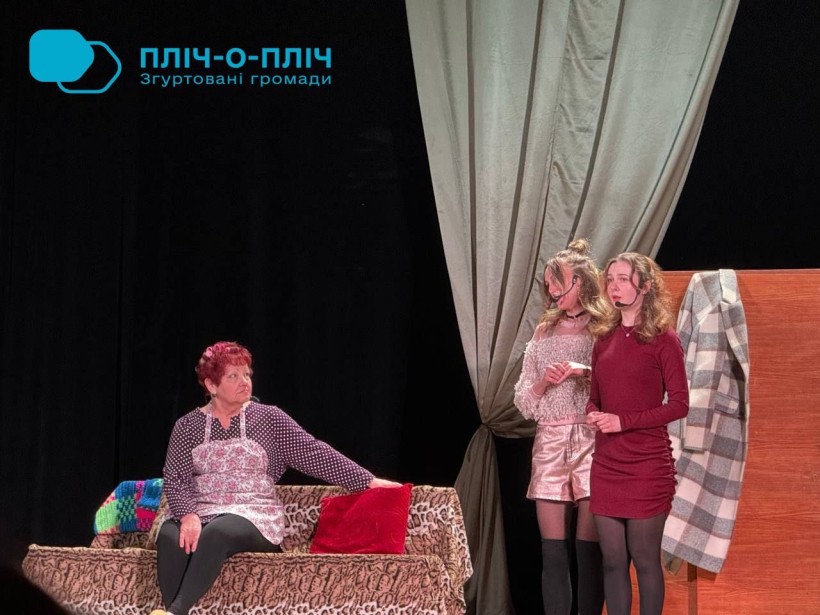 Актори на сцені грають виставу «Шахрайки». Одягнені у рожеві костюми.