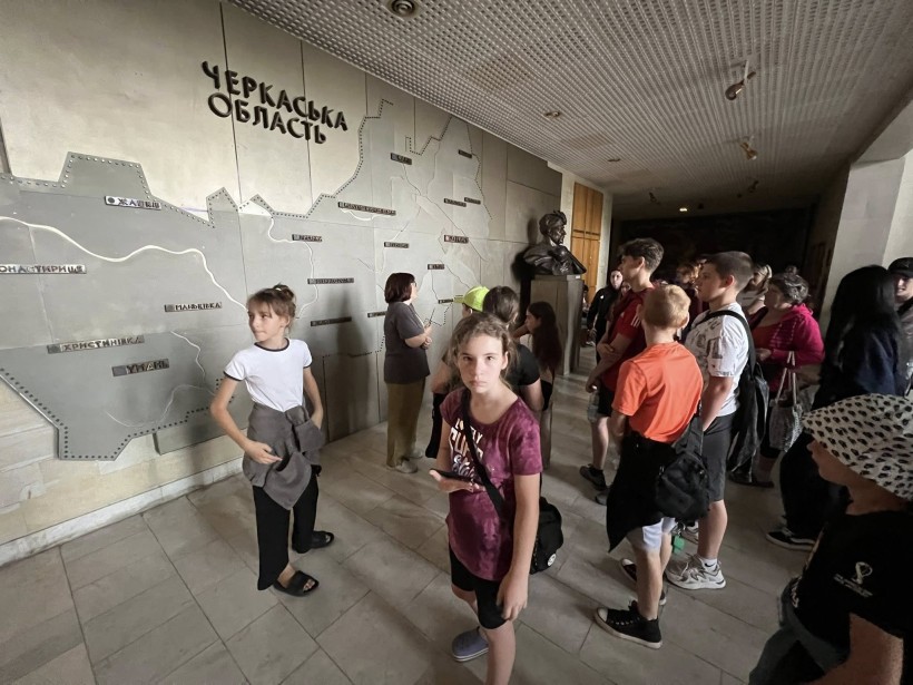 Діти біля мапи Черкаської області. Роздивляються населені пункти.