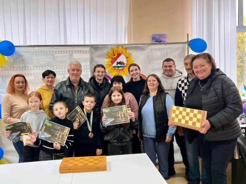 Учасники інтелектуального турніру "Королівство ходів" стоять разом