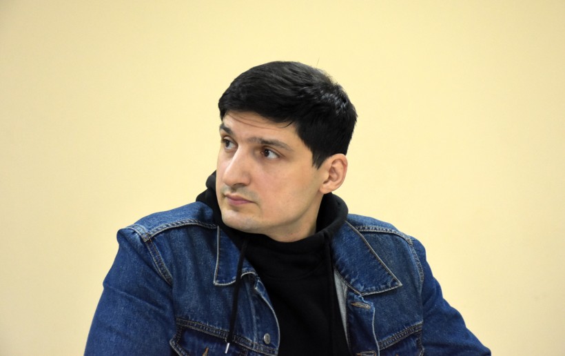Семен Паніотов доповідає під час засідання комісії з визначення підприємств, установ і організацій, які є критично важливими