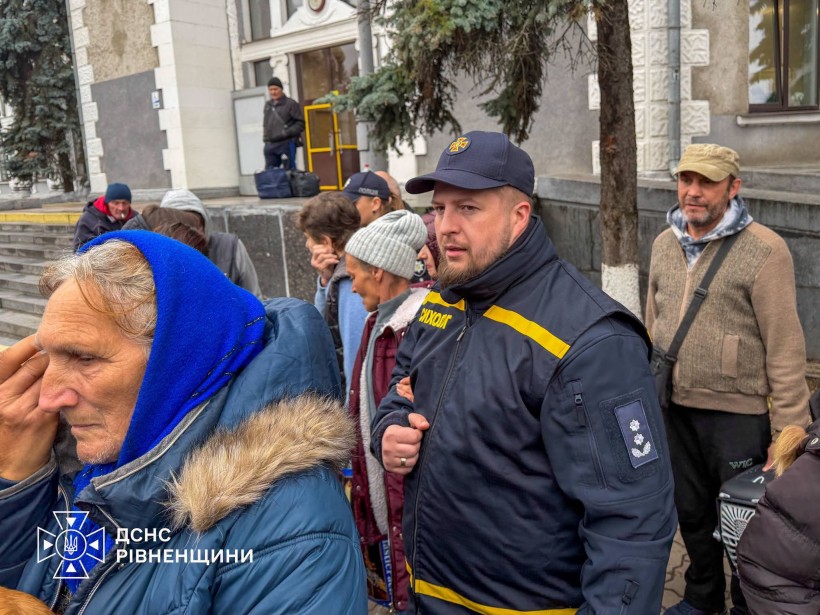Рятувальники зустрічають евакуйованих людей з потяга