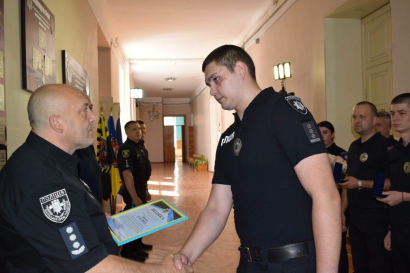 Микола Матвієнко вручає правоохоронцю подяку