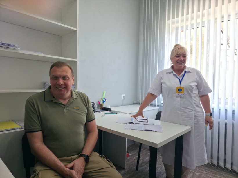 Заступник голови Донецької ОДА Олександр Шевченко у медичному кабінеті центру