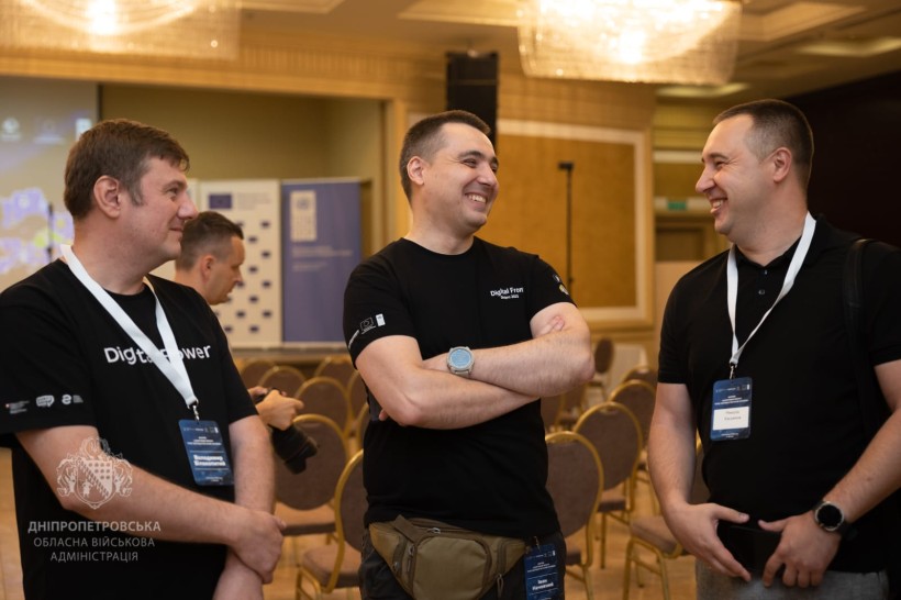 Начальник управління з питань інформатизації та цифровізації Донецької облдержадміністрації Володимир Білокопитий зліва та інші учасники форуму.