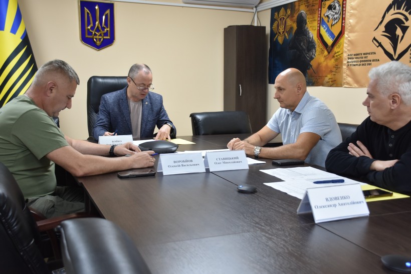 Робоча група наради. Сидять за столом та обговорюють питання.