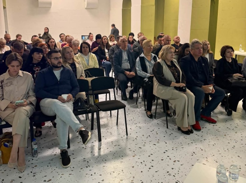 Представники Донеччини та Луганщини слухають результати практичних напрацювань проєкту