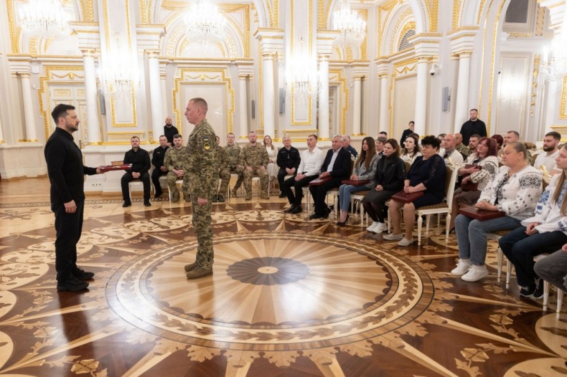 Президент України Володимир Зеленський відзначив українських захисників найвищими державними нагородами та вручив ордени