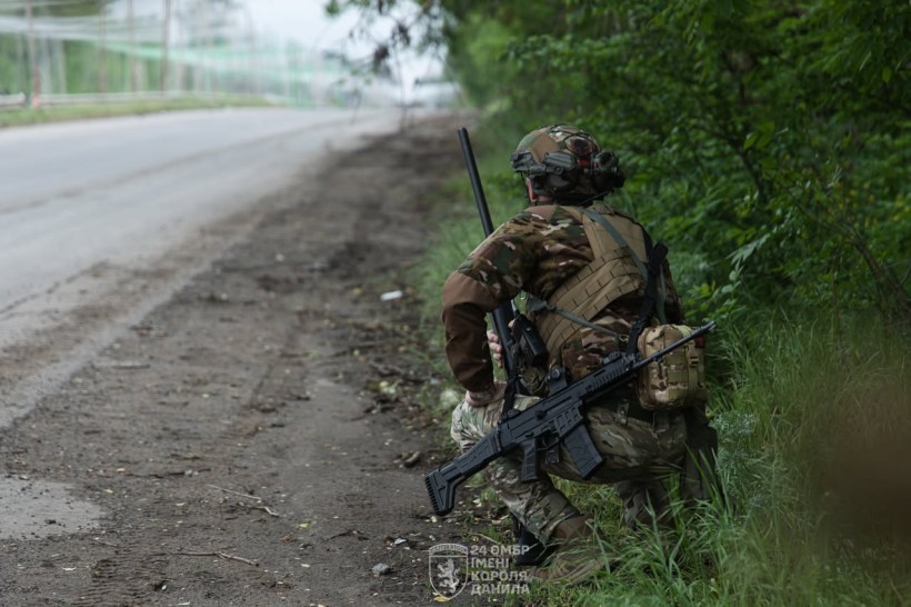 Військовий чатує на врожі дрони