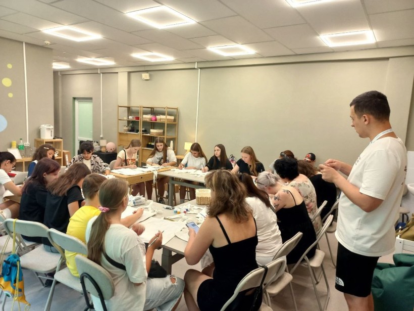 Учасники заходу розмальовують шопери та розвантажуються психоемоційно