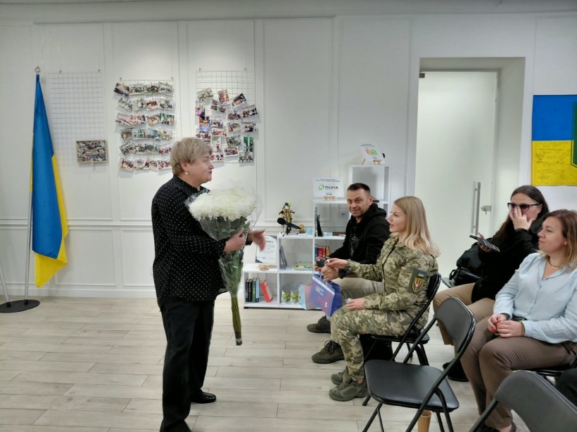 Привітання та вручення подарунків захисницям від представників Донецької ОДА.