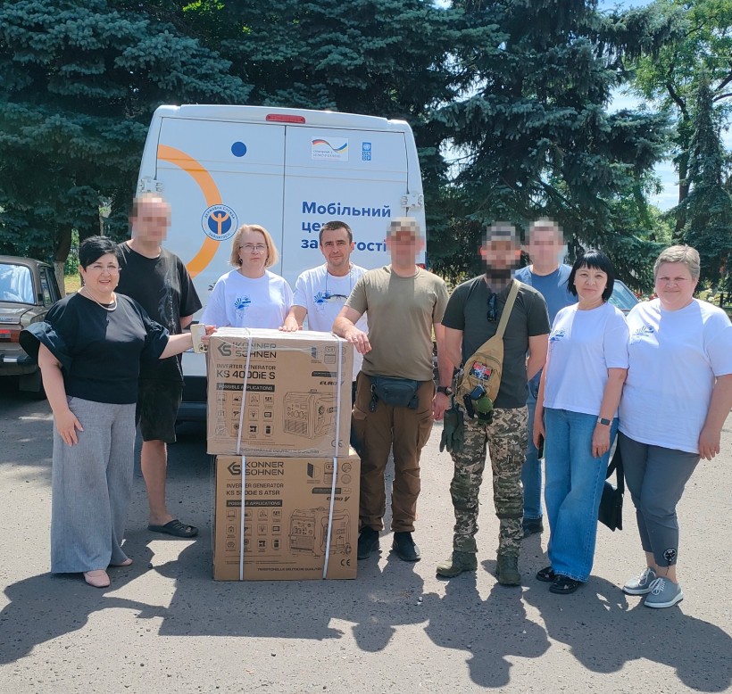 Наталія Адамова передає військовим генератори