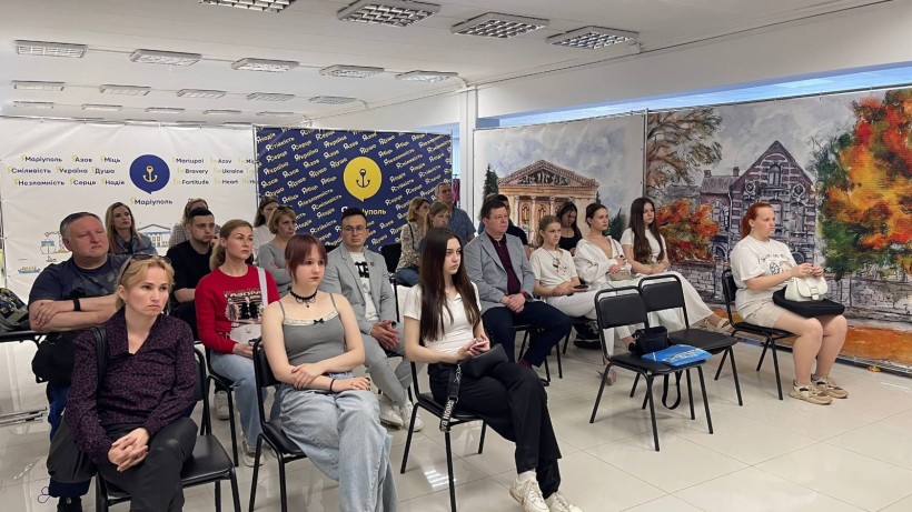 Учасники заходу слухають про особливості вступу до ЗВО