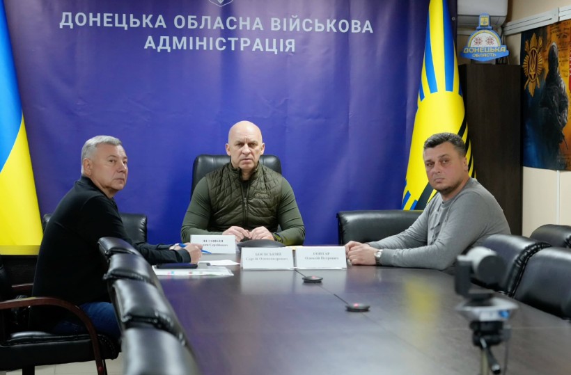 Вадим Філашкін, Сергій Боєвський та Олексій Гонтар сидять за столом