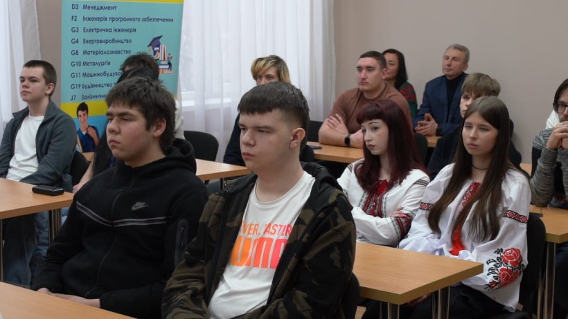 Учасники обласного урочистого заходу,  присвяченого Дню Державного Герба України