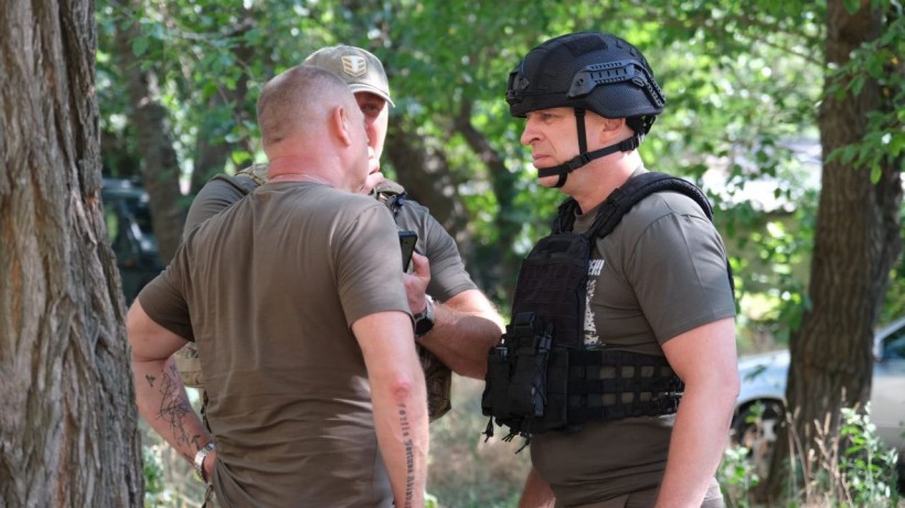 Вадим Філашкін на місці обстрілу радиться з військовими та правоохоронцями