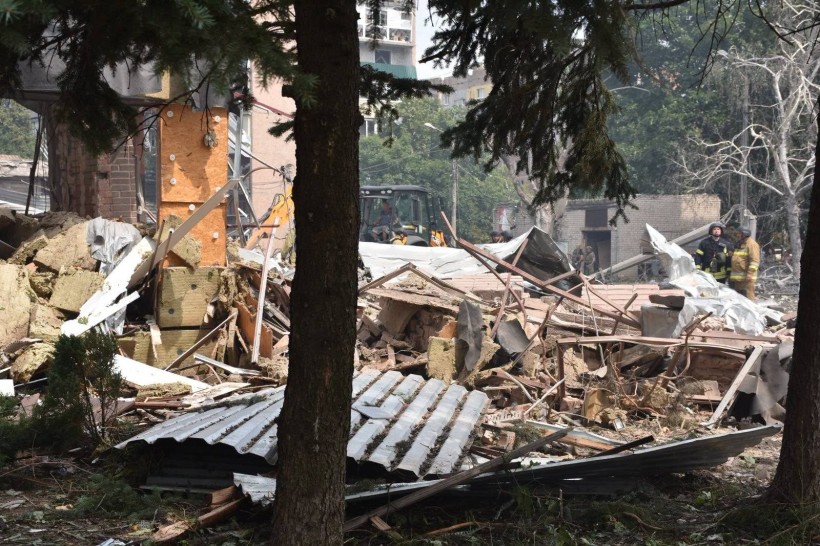 Рятувальники гасять пожежу та розбирають завали після ворожого обстрілу