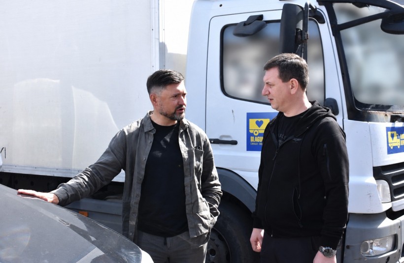Юрій Ключка та Вадим Бойченко стоять біля переданих для військових автомобілів