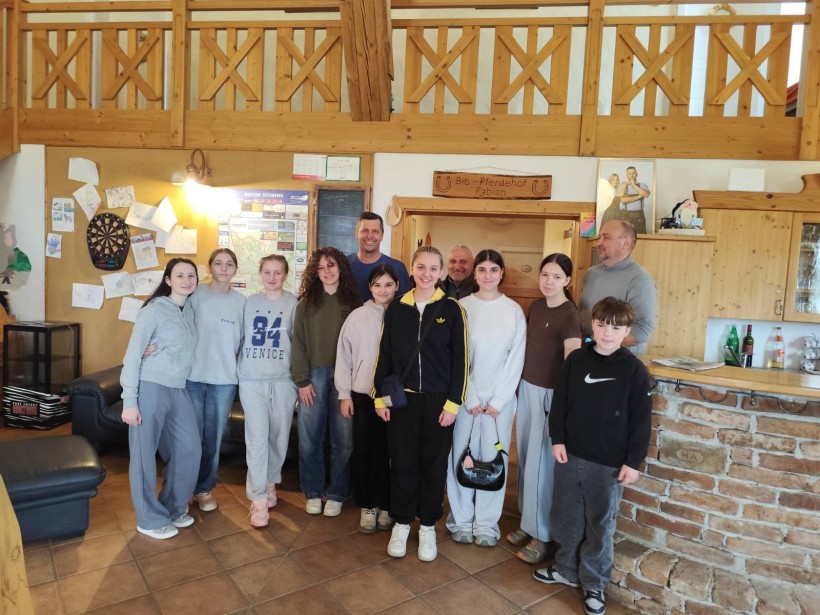 Спільне фото дітей у краєзнавчому музеї.