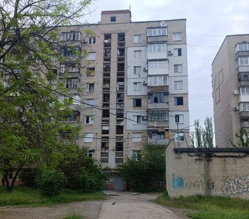 Пошкоджені будинки після ворожого обстрілу