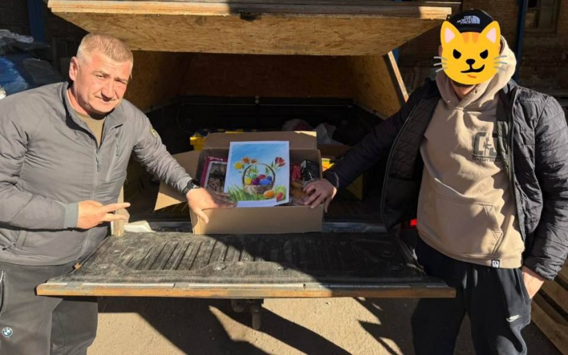 Начальник Сіверської міської військової адміністрації передає військовим пасхальні кошики від Оноківської громади