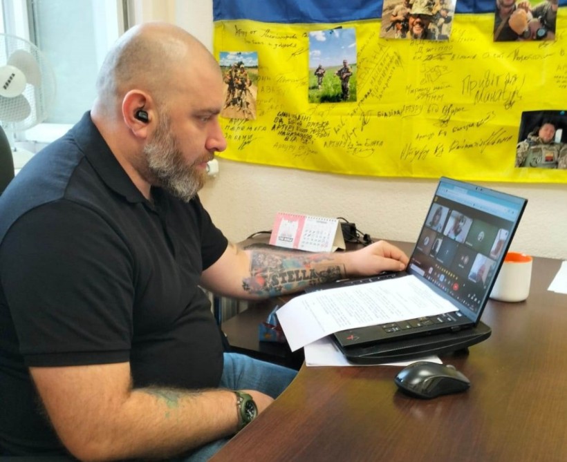 Начальник управління з питань ветеранської політики Артур Насібян інформує учасників зустрічі про соціальні гарантії для ветеранів та членів їх роди членів сімей загиблих (померлих) Захисників та Захисниць України, які діють на державному та обласному рівнях