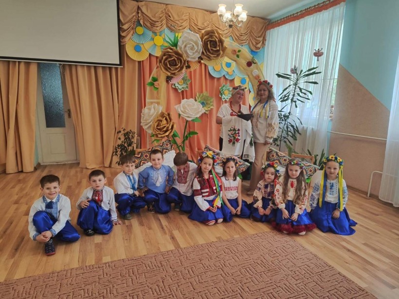 Спільне фото дітей та вихователів в українських національних костюмах
