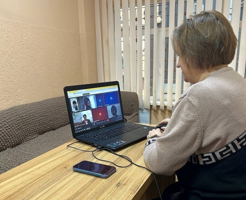 Бібліотекарка бере участь в онлайновому заході