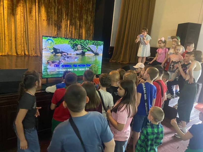 У культурному осередку «З Бахмутом у серці. Чернігів» талановиті малечі взяли участь у яскравих дитячих караоке-батлах, де демонстрували свої вокальні здібності, артистизм, любов до української музики та вміння працювати в команді