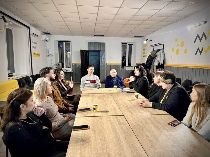 Круглий стіл за участю представників Черкаської та Помічнянської громад.
Представники сидять за столом та обговорюють.