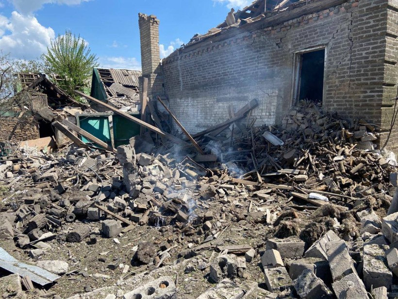 Зруйнована будівля після ворожого обстрілу