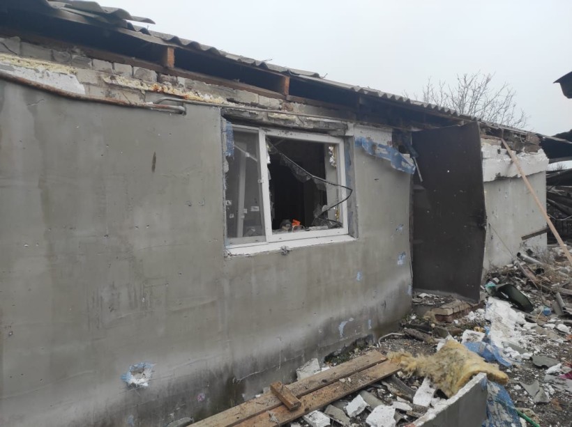 Зруйнований будинок після ворожого обстрілу