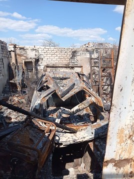 Гараж та згорілий автомобіль після обстрілу окупантів.