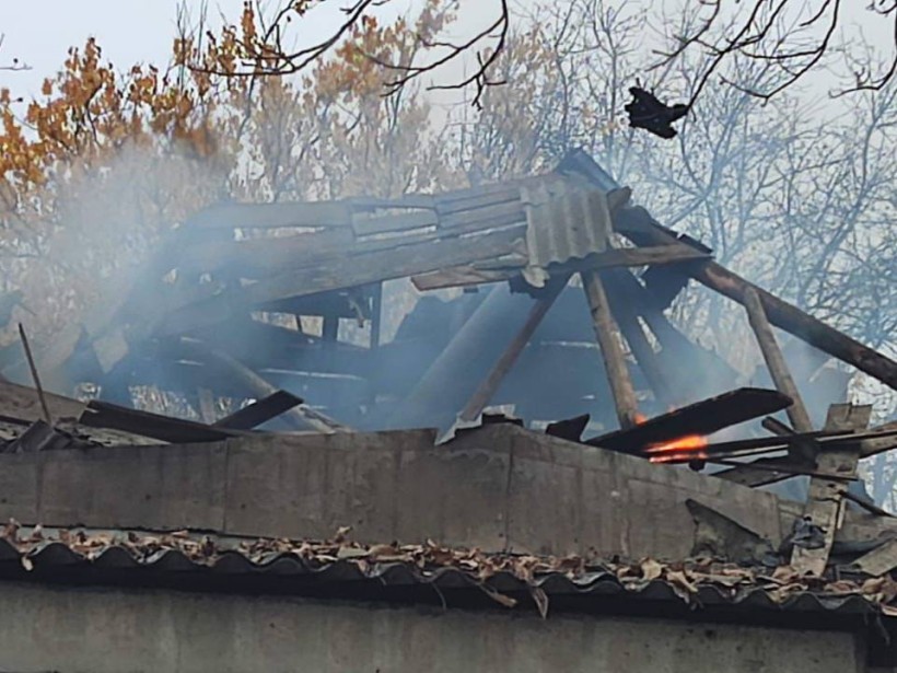 Палаюча покрівля будинку після обстрілу