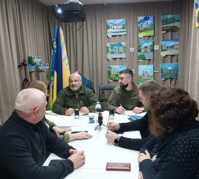 начальник Мар'їнської міської військової адміністрації Юрій Григулець та голова Великолучківської сільської територіальної громади Василь Коштура під час підписання меморандому про співпрацю