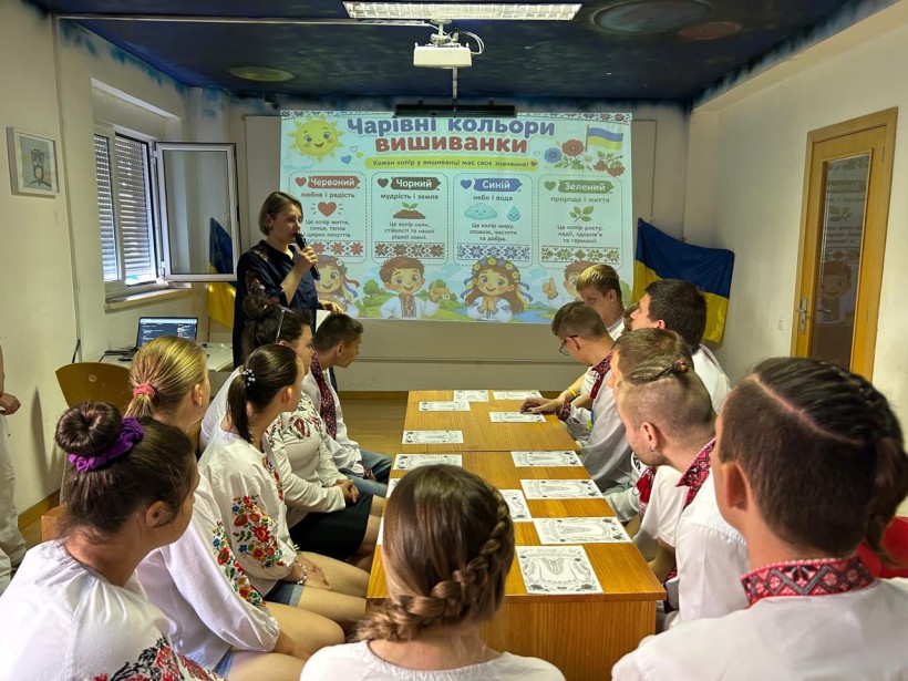 Вихованці слухають історії про сорочки