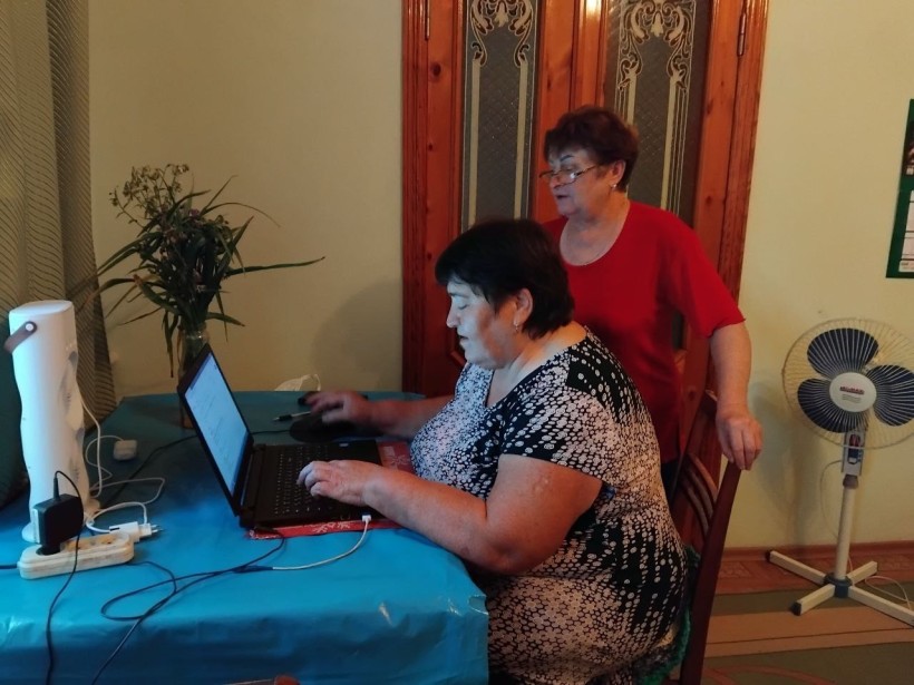Підопічні Територіального центру соціального обслуговування (надання соціальних послуг) Очеретинської селищної військової адміністрації опановують комп’ютерну техніку