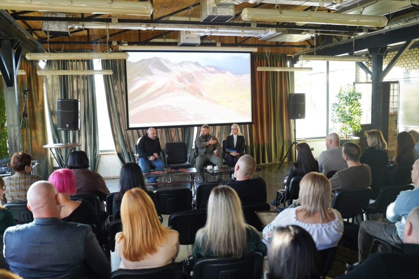 Заступник Міністра у справах ветеранів України Руслан Приходько, директор департаменту соціальної політики Міністерства у справах ветеранів України Наталя Гуменюк разом з начальником управління з питань ветеранської політики Артуром Насібяном під час обговорення роботи, що ведеться в області для підтримки ветеранів та членів їхніх сімей.