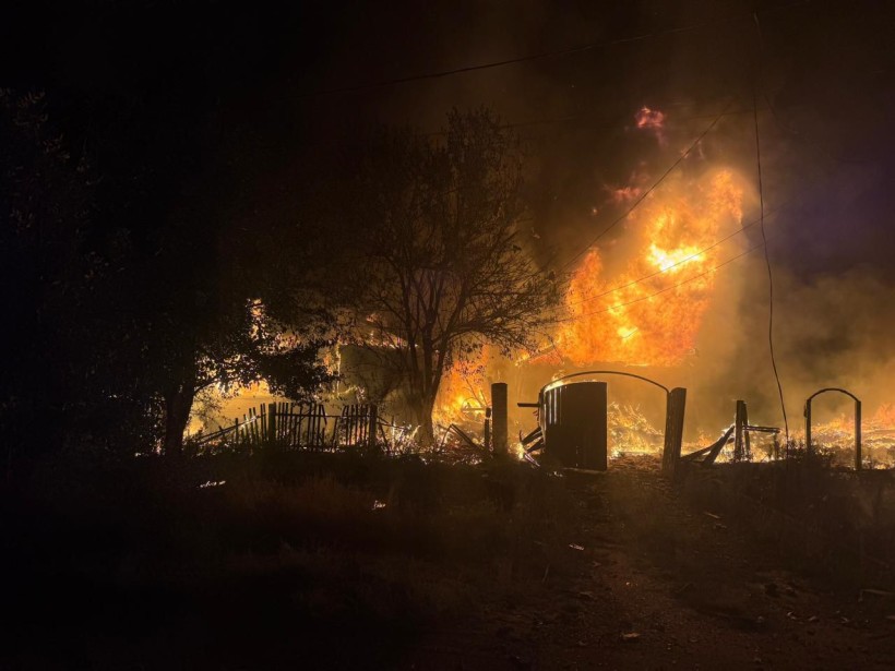 Вогонь охоплює будівлю після ворожого обстрілу