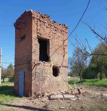 Зруйнована трансформаторна будівля після ворожого обстрілу.